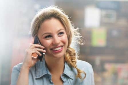 انتبهي! الجوال يسبّب لك حب الشباب