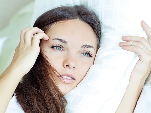 هل تخافين من أثر قلة النوم على بشرتك؟ خطوات سهلة لتستيقظي كالأميرات
