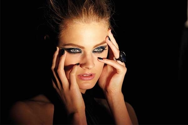 <strong  dir='ltr'>10</strong> أسئلة خاصة مع العارضة العالمية كونستانس جابلونسكي المتحدثة باسم Estée Lauder