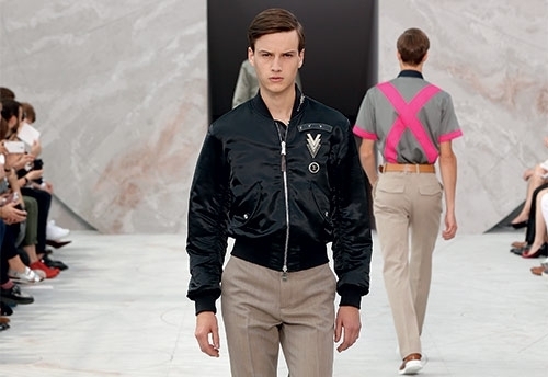 أزرق تحت السماء الصافية والغائمة