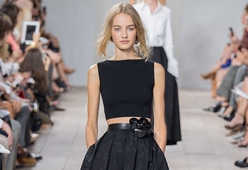 قدم المصمم مايكل كورز مجموعته للصيف المقبل التي استوحاها من الخمسينات