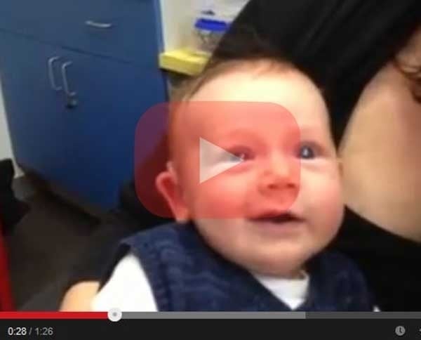<strong  dir='ltr'>بالفيديو</strong> - ردة فعل طفل أصم عندما سمع للمرة الأولى!