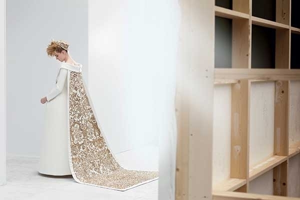 مراحل إنجاز فستان الزفاف 'التحفة' من Chanel 