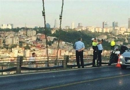 بالصورة.. عوض منعه من الإنتحار أخذ قربه selfie ما رأيكم بهذا الشرطي التركي؟