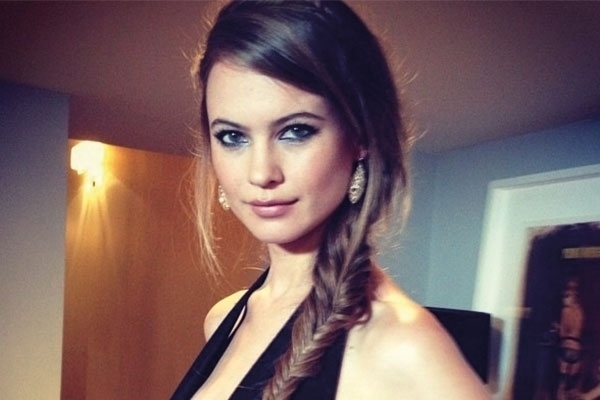 الضفائر على جانب واحد من أكثر التسريحات رواجاً هذا الموسم