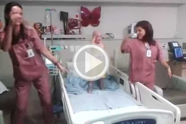 بالفيديو- طفلة مصابة بالسرطان تحارب المرض بأغرب الطرق