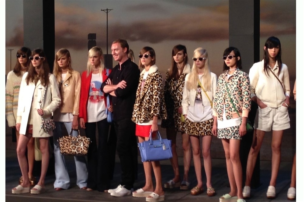 من عرض كوتش Coach الآن! مجموعة شابة وملونة، مرحة!