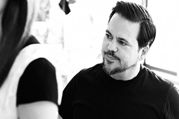 هل علينا ، نحن النساء،  إرضاء الرجل بعطرنا؟ نارسيسو رودريغيز يجيب