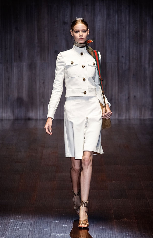 في عرض Gucci فساتين منقوشة وجينز