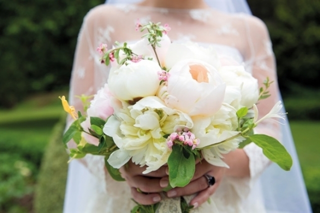 خطّابة تسلب من فتاة تبحث عن عريس 200 ألف ريال وتهددها