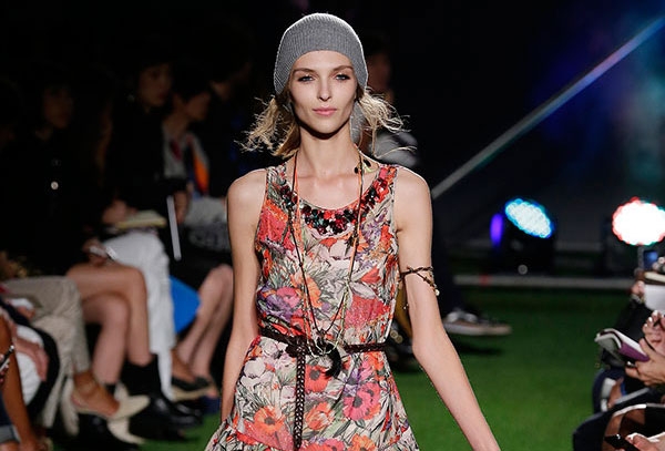 المرأة في عرض Blugirl شابة تحب المهرجانات الموسيقية البوهيمية في الهواء الطلق