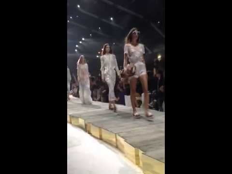 شاهدوا عرض Roberto Cavalli بالفيديو، مباشرة من ميلانو