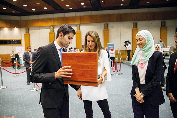 الملكة رانيا تتابع جانباً من الفعاليات العملية لجائزة آيكبي للأعمال