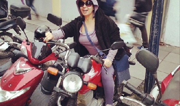 فيفي في البرازيل وتركب الموتوسيكل، ما رأيكم؟