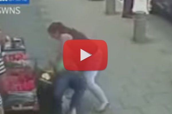 بالفيديو- رمتها أرضاً وضربتها بسبب موقف سيارة!