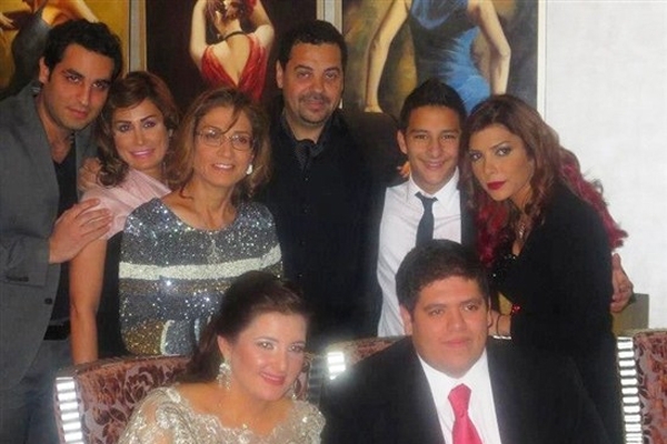 شام وأحمد مع العائلة في الخطوبة السابقة