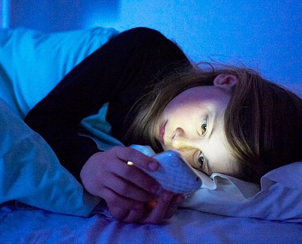 الضوء المنبعث من الهواتف الذكية والأجهزة اللوحية يسبب الأرق!