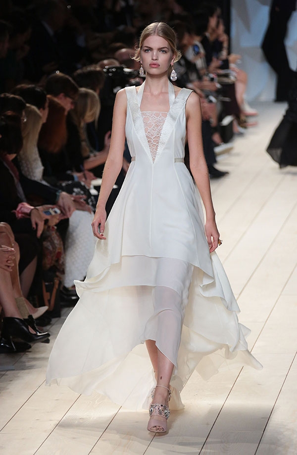 بالفيديو- المدير الفني لنينا ريتشي Nina Ricci يتلاعب بإرث الدار! تصاميم مستعارة من الرجال