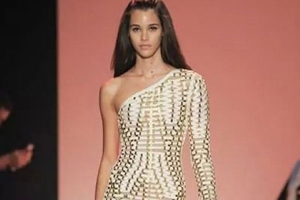 مجموعة Hervé Léger، إمرأة محاربة تحمي عائلتها