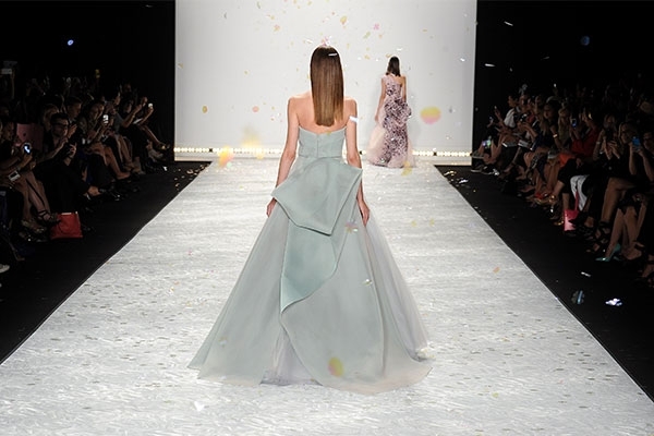 فتاة تمشي على الماء في عرض Monique Lhuillier