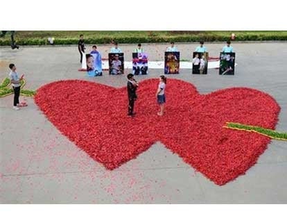 استبدل الورود بالفلفل الأحمر ليطلب يد حبيبته!