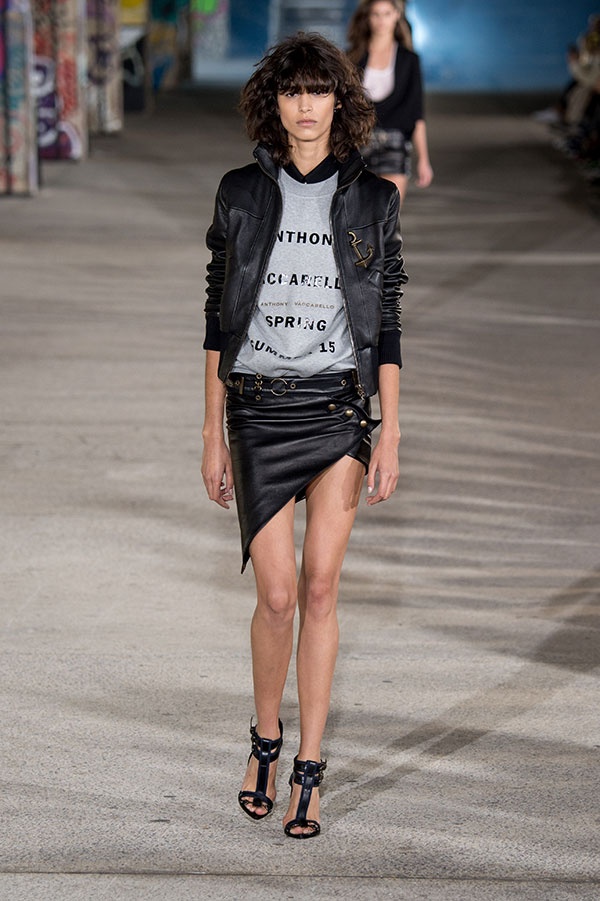 الحروف طبعت مجموعة Anthony Vaccarello ، هل تجرؤين؟