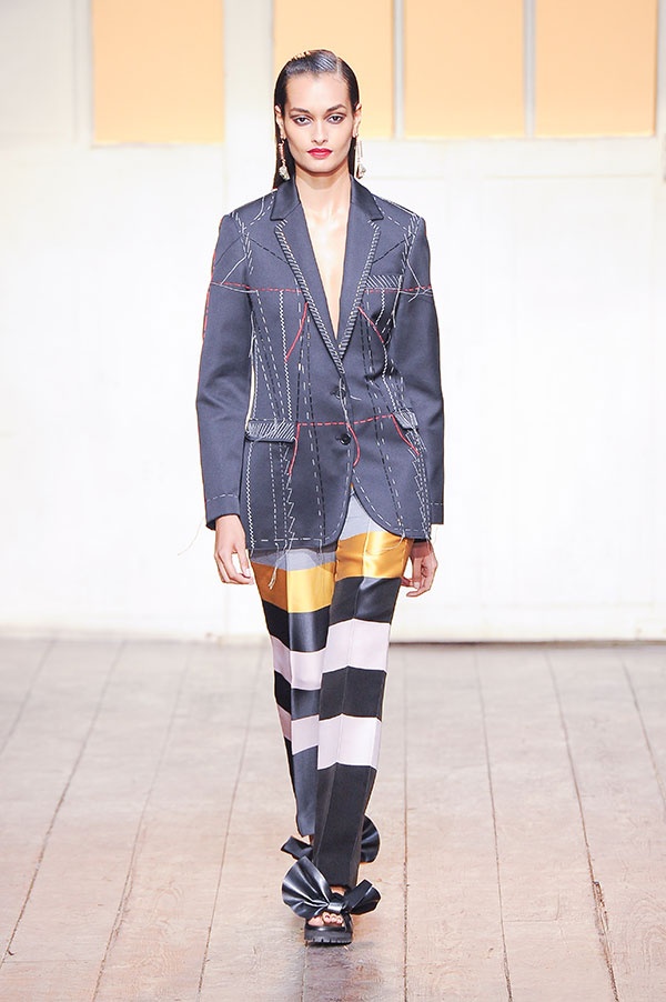 الأحذية في عرض Cédric Charlier تنافس أزياءه من حيث الراحة والجمال، هل توافقين؟