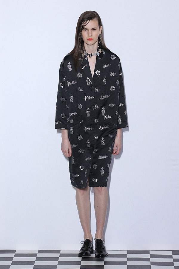 الأسود والأبيض وأحمر الشفاه ثالثهما مع Dévastée