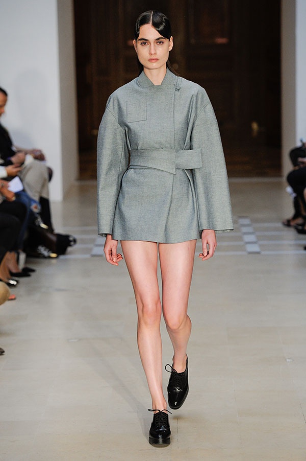 عرض Léa Peckre أنثوي بنفحة صبيانية