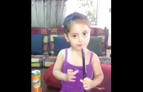 فيديو لطفلة تدخّن الأرجيلة وأمها تصوّرها يثير الغضب