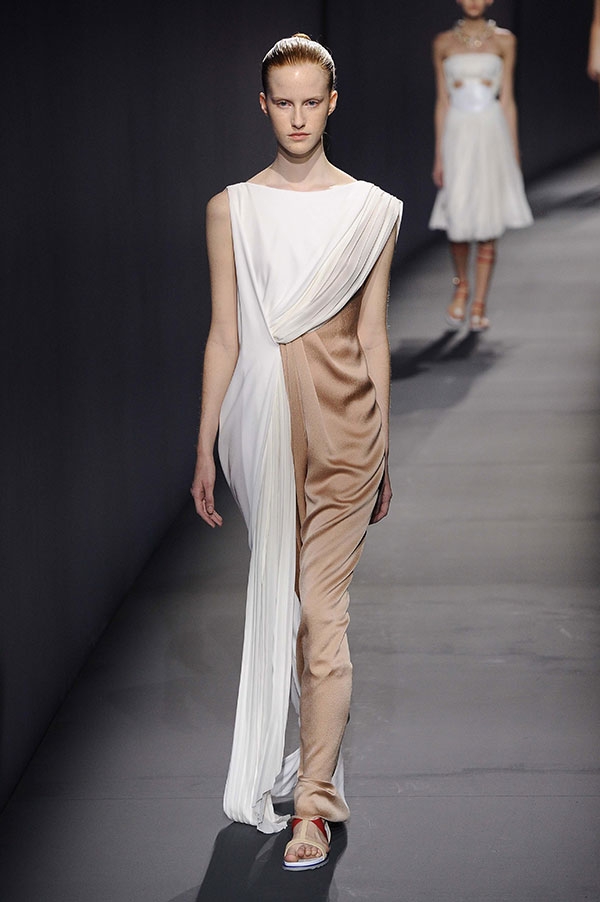 ألوان حياديّة وقطع شفافة تحدد الخصر