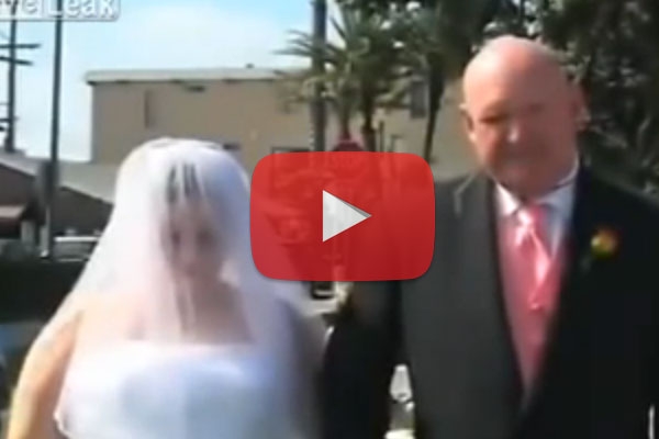 بالفيديو- أدمنت الهاتف حتى ليلة زفافها! ماذا كانت ردة فعل العريس؟