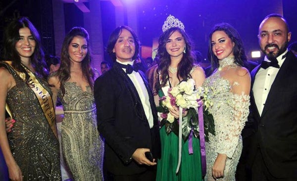 هاني البحيري يتوسط متسابقات 