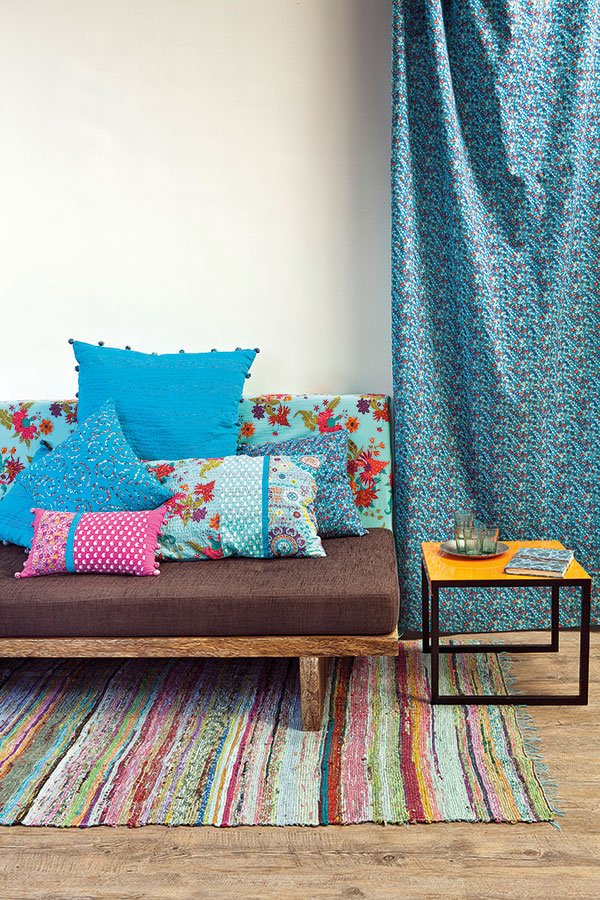 براعة في المزج  بين الآفاق والتقاليد الغريبة