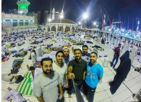 بالصور- Selfie سيلفي والكعبة خلفي! هل هذا مقبول دينياً؟