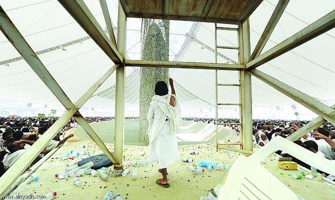 بالصور- مسن يفاجئ الحجاج برمي الجمرات بطريقة مذهلة!