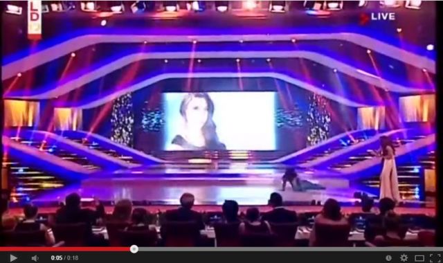 بالفيديو- سقوط ملكة جمال لبنان السابقة على الهواء مباشرة