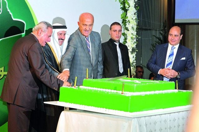 قطع قالب الحلوى 