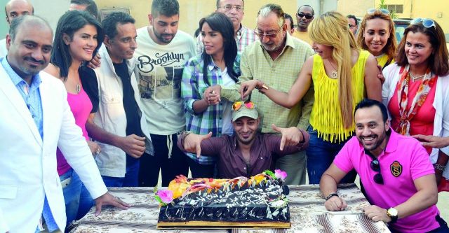 أحمد راتب وأمينة وإيمان أبو طالب وفريق العمل حول التورتة