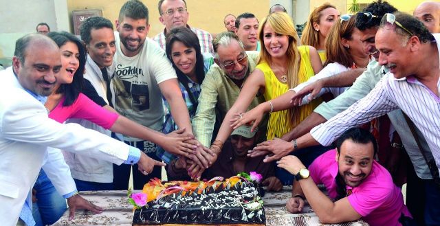 أحمد راتب وأمينة وإيمان أبو طالب وفريق العمل حول التورتة