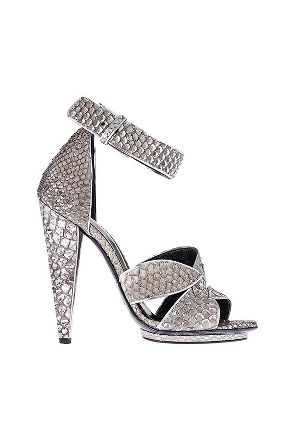  الأحذية: صندل مفتوح. .
