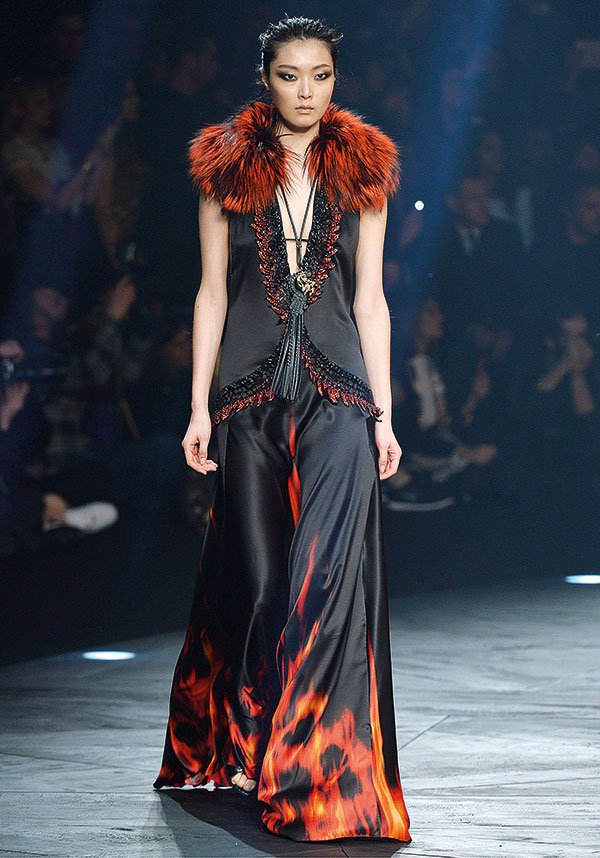 شعلة من نار...  Get the Runway look ROBERTO CAVALLI