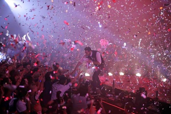 	تامر يمازح جمهوره