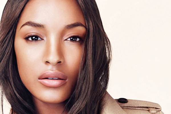 تألقي بماكياج BURBERRY