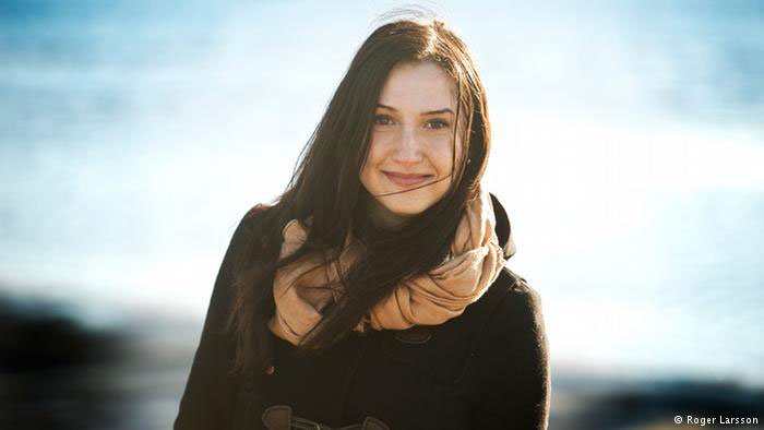 لاجئة مسلمة شابة وزيرة في السويد