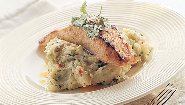 تاندوري السلمون مع هريسة البطاطا بالتوابل