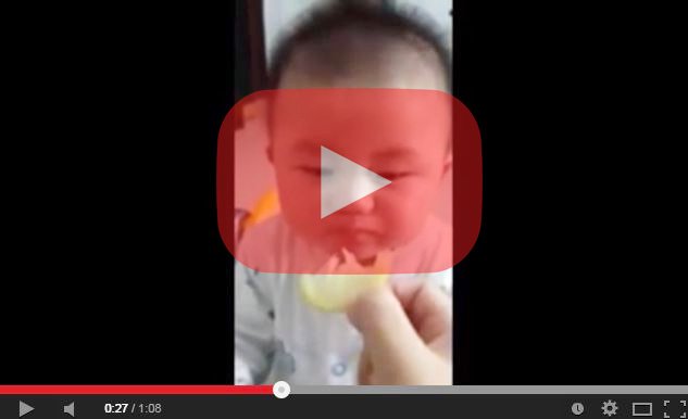 بالفيديو- طفل يأكل الحامض للمرة الأولى، لاتفوتكم ردة فعله الرائعة