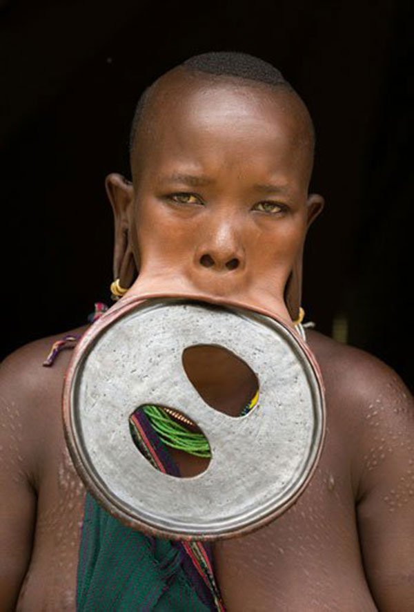 بالصور- أغرب طريقة لتكبير الشفاه تجدها عند نساء قبيلة إثيوبية! ما قصة أقراص الطين؟