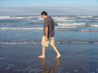 حذاء يمكنك من المشي على الماء اخترعته فتاة إماراتية، كم يبلغ سعره؟