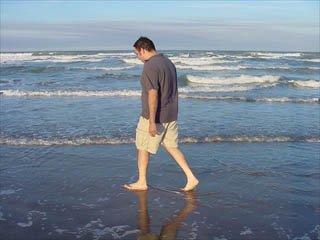 حذاء يمكنك من المشي على الماء اخترعته فتاة إماراتية، كم يبلغ سعره؟